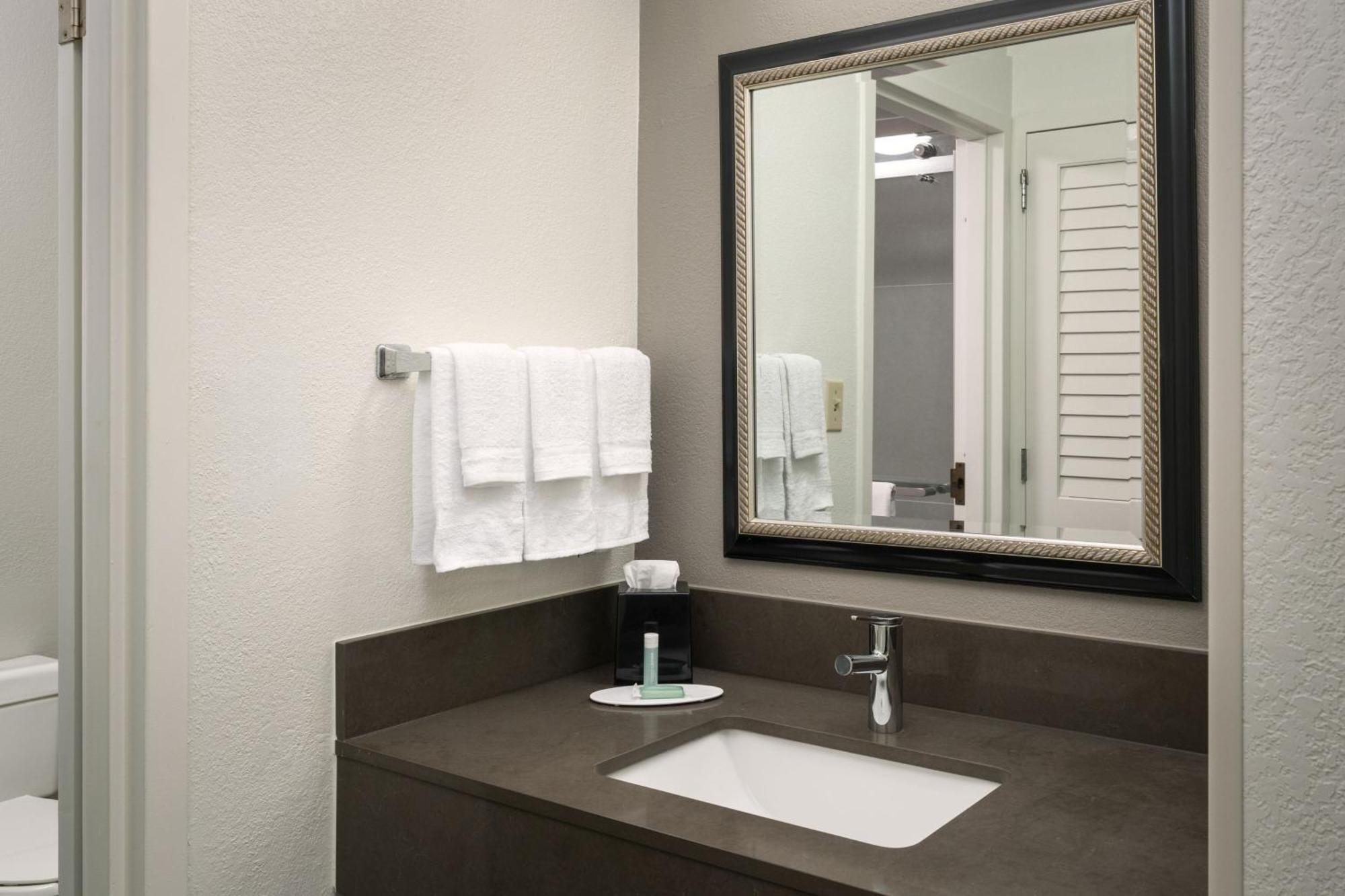 Courtyard Melbourne West Hotel Ngoại thất bức ảnh
