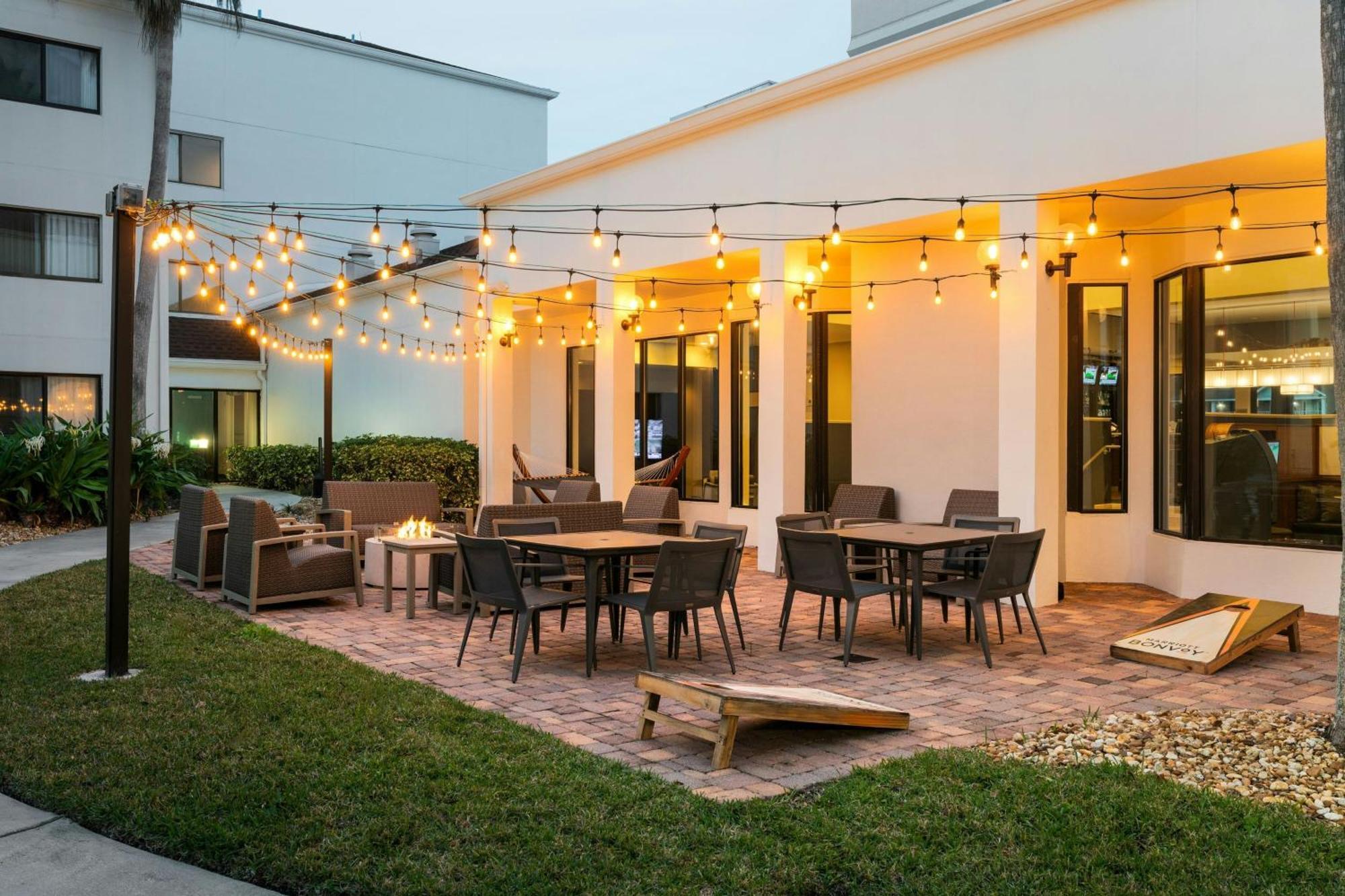 Courtyard Melbourne West Hotel Ngoại thất bức ảnh